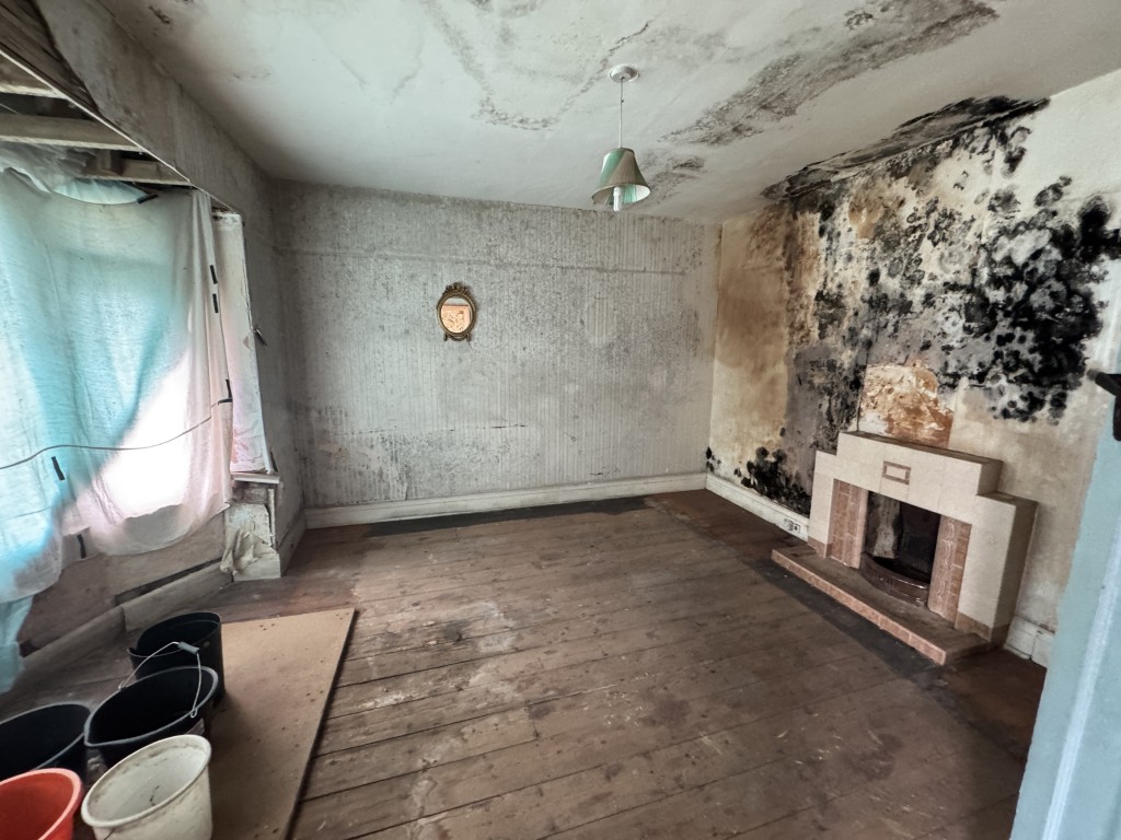 Lot: 141 - DETACHED BUNGALOW FOR IMPROVEMENT AND REPAIR - Reception room